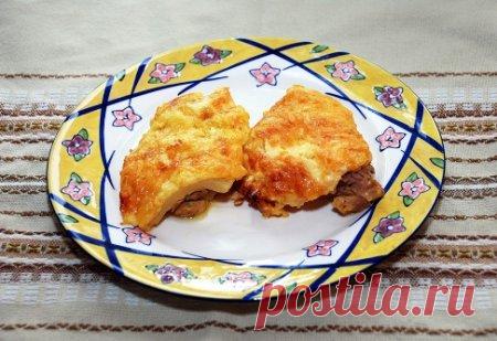 КУРИНЫЕ БЕДРА С АНАНАСОМ ПОД СЫРОМ | Краше Всех Ингредиенты Куриные бедра — 8 шт. Сыр твердый — 250 гр. Майонез 1-2 ст. л. Ананас консервированный — 8 шт. Специи Способ приготовления Шаг 1 Куриные бедра моем, убираем кожу и косточки . Выкладываем в глубокую тарелку, добавляем майонез , специи, соль. Хорошо перемешиваем и ставим в холодильник на 1-2 часа. Шаг 2 Мясо выкладываем в форму для запекания, сверху кольца ананаса. Шаг 3 Посыпаем тертым сыром. Шаг 4 Форму ставим в р...