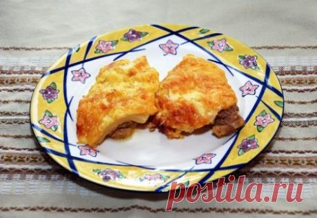 КУРИНЫЕ БЕДРА С АНАНАСОМ ПОД СЫРОМ | Краше Всех Ингредиенты Куриные бедра — 8 шт. Сыр твердый — 250 гр. Майонез 1-2 ст. л. Ананас консервированный — 8 шт. Специи Способ приготовления Шаг 1 Куриные бедра моем, убираем кожу и косточки . Выкладываем в глубокую тарелку, добавляем майонез , специи, соль. Хорошо перемешиваем и ставим в холодильник на 1-2 часа. Шаг 2 Мясо выкладываем в форму для запекания, сверху кольца ананаса. Шаг 3 Посыпаем тертым сыром. Шаг 4 Форму ставим в р...