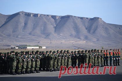 Пашинян назвал условия для выхода российских миротворцев из Карабаха. Премьер-министр Армении Никол Пашинян заявил, что выход российских миротворцев из Карабаха возможен при отсутствии угрозы для жизни местного населения. «Размещение российского миротворческого контингента в Карабахе имеет цель — предотвращение массовой резни населения», — объяснил армянский лидер.