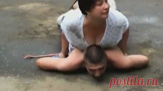 Грабитель попытался вырвать сумочку...