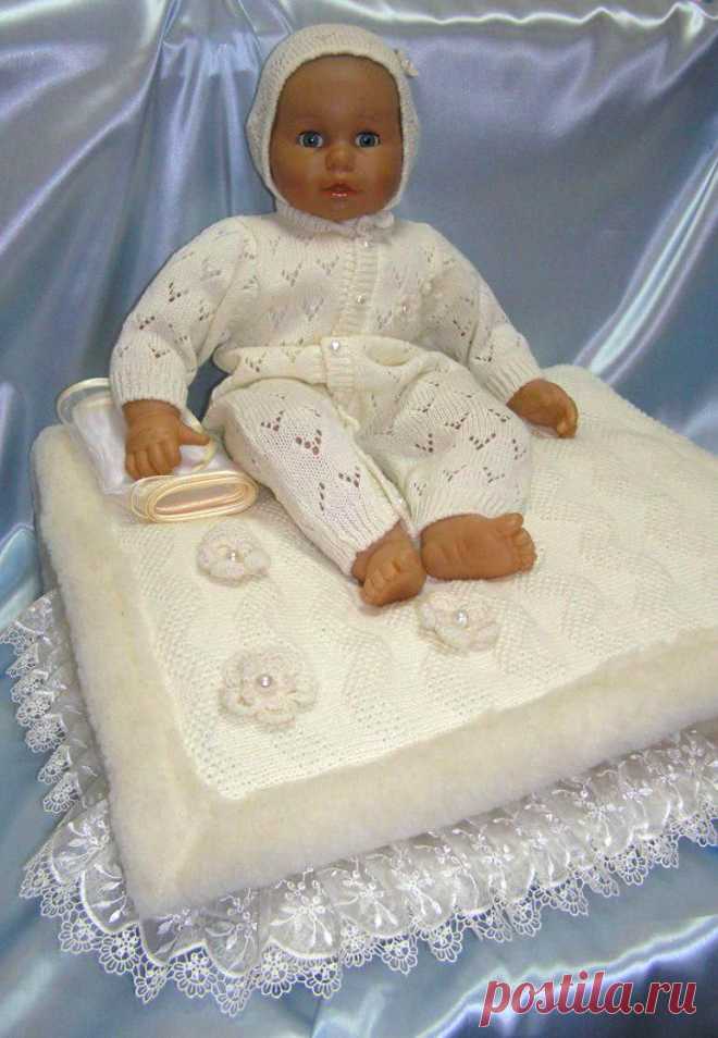 Комплект на выписку "Облачко", розовый Комплект из 9 предметов: плед трикотажный вязаный (на меху), уголок, полукомбинезон вязаный, шапочка вязаная, пеленка трикотажная, распашонка