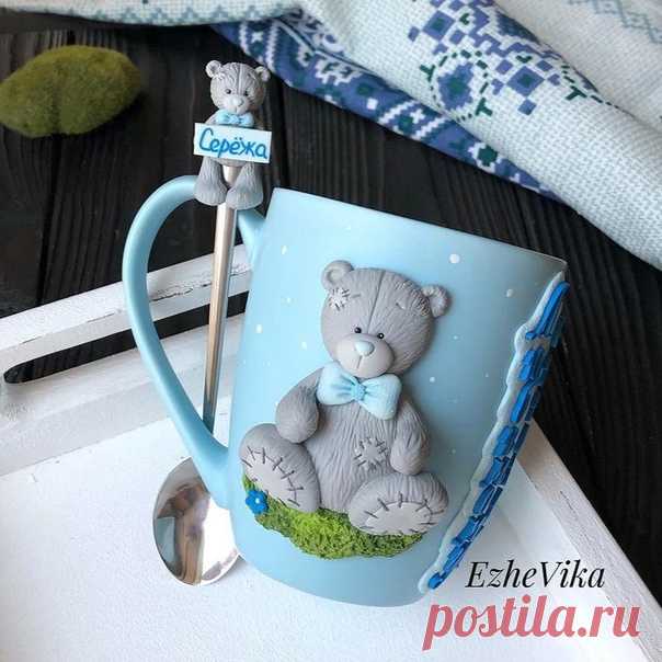 Кружки с декором из полимерной глины от ezhevika_lyu 
⠀