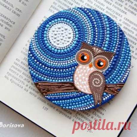Вот такой магнитик у меня есть😀 Лунная ночь, сова... Идея с совой взята из интернета. А полтора года назад я делала что-то наподобии с кисой и петухом😊 Тогда я еще не видела этих картинок. Хотела сделать целую серию магнитов, но отвлеклась на другие идеи. А теперь часто вижу подобные работы.

Магнит на холодильник. 
Диаметр 9 см. Толщина 0,8 см.
Стоимость 350 руб. + доставка.

#в_наличии_artpointdesign