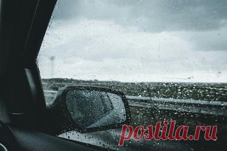 Названы способы избежать оледенения и запотевания стекол внутри машины. Для того чтобы предупредить замерзание и запотевание стекол в машине, необходимо регулярно выполнять несколько действий. Способы избавиться от проблемы назвал технический директор автосервисов Fit Service Алексей Рузанов. Он пояснил, что изморозь образуется из-за разницы температур внутри салона и за его пределами.