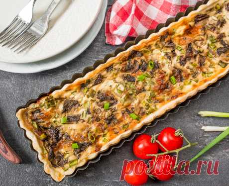 Тарт с грибами и сыром на Вкусном Блоге Нежданно-негаданно подкралась острая необходимость освобождать морозилки от прошлогодних грибов (а их, как вы помните, было оооочень много прошлой осенью). Поэтому я сейчас активно варю грибные супы, пеку пироги и вообще как могу утилизирую белые и подберезовики из заморозки. Сегодняшний пирог – один из таких “утилизаторов”. По сути, это киш. Основа…