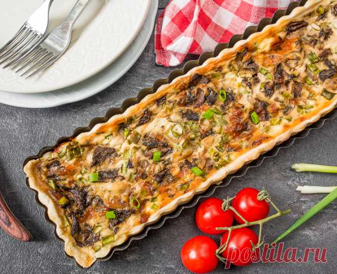Тарт с грибами и сыром на Вкусном Блоге Нежданно-негаданно подкралась острая необходимость освобождать морозилки от прошлогодних грибов (а их, как вы помните, было оооочень много прошлой осенью). Поэтому я сейчас активно варю грибные супы, пеку пироги и вообще как могу утилизирую белые и подберезовики из заморозки. Сегодняшний пирог – один из таких “утилизаторов”. По сути, это киш. Основа…