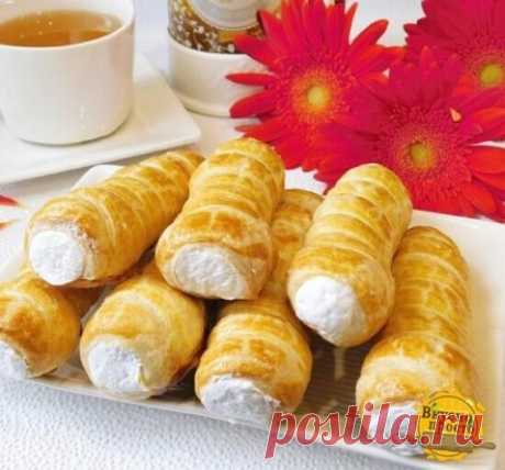 Слоеные трубочки из готового теста с белковым кремом 
 Ингредиенты на 16 порций:
Слоёное тесто - 500 гр
Яичные белки - 2 шт.
Сахар - 160 гр
Вода - 60 мл
Яичные желтки - 1 шт.
Лимонная кислота 0.17 ч л