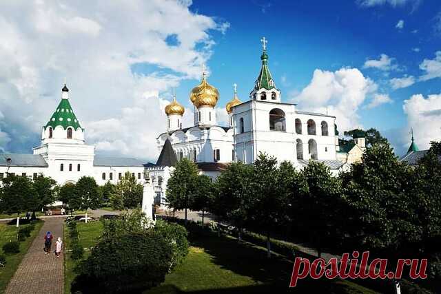Кострома – старинный русский город, имеющий длинную историю, уходящую корнями далеко вглубь веков. Достопримечательности Костромы – это и церкви, и музеи, и уникальные природные достопримечательности. Кстати, Кострома является родиной Снегурочки. Не стоит забывать и про другую значимую достопримечательность Костромы - Ипатьевский монастырь (фото 1), где 14 марта 1613 года династия Романовых была избрана Земским собором на царство. Вечером, в закатном солнце, с Волги открыв...