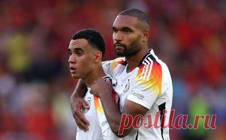 Более 320 тыс. фанатов потребовали переигровки матча Испания — Германия. Поводом для петиции, в частности, стал неназначенный пенальти в ворота Испании в дополнительное время. Маловероятно, что петиция приведет к переигровке, потому что решение арбитра в той ситуации соответствовало позиции УЕФА