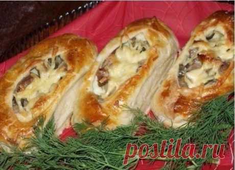 Фото к рецепту: Лодочки из слоеного теста с картофелем, мясом и огурчиками.