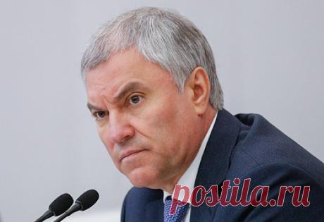 Володин осмотрел выставку о жизни и творчестве Говорухина. В экспозиции представлены предметы, которые принадлежали артисту, в том числе его личное дело в годы обучения в институте, кинооборудование, а также афиши к созданным им фильмам