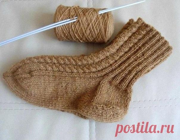 ВЯЖЕМ НОСКИ СПИЦАМИ С КРАСИВЫМИ КОСИЧКАМИ
(ОПИСАНИЕ)

1. Размер
Длина носка измеряется в сантиметрах и рассчитывается следующим образом: размер ноги нужно разделить на 3 и умножить на 2 = длина ступни в сантиметрах. Пример: 42 : 3 х 2 = 28, т. е. размеру обуви 42 соответствует длина ступни 28 см.
Показать полностью…