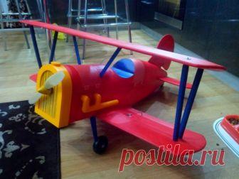 Авиамодель - биплан «Зигзага МакКряка» Здравствуйте любители самоделок! Я уже не один раз обращался к авиамоделям, так называемым «мультяшкам». А вот автор статьи, о которой я вам хочу рассказать взял прототипом для своей авиамодели биплан лётчика-неудачника Зигзага из мультипликационного сериала «Утиные истории». Надеюсь, что вы