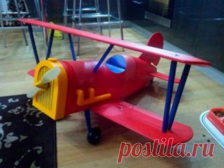 Авиамодель - биплан «Зигзага МакКряка» Здравствуйте любители самоделок! Я уже не один раз обращался к авиамоделям, так называемым «мультяшкам». А вот автор статьи, о которой я вам хочу рассказать взял прототипом для своей авиамодели биплан лётчика-неудачника Зигзага из мультипликационного сериала «Утиные истории». Надеюсь, что вы