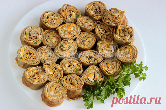 Печеночные блины с начинкой Блины из куриной печени с начинкой из грибов, плавленого сырка и моркови — мировая закуска, которая моментально исчезает со стола.