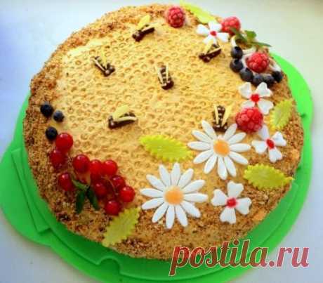Медовик с малиной «Пчелки на лугу»