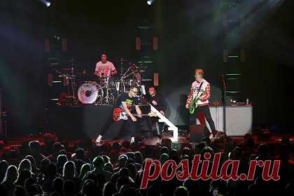 Группа Blink-182 объявила о воссоединении. Американская поп-панк-группа Blink-182 объявила о воссоединении и большом мировом турне. В коллектив вернется фронтмен и вокалист Том ДеЛонг. Уже 14 октября музыканты выпустят первый сингл, а 11 марта 2023 года отправятся на гастроли, которые начнутся в Тихуане и завершатся в 2024 году в Крайстчерче.
