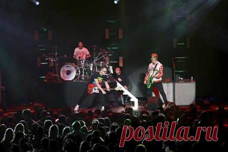 Группа Blink-182 объявила о воссоединении. Американская поп-панк-группа Blink-182 объявила о воссоединении и большом мировом турне. В коллектив вернется фронтмен и вокалист Том ДеЛонг. Уже 14 октября музыканты выпустят первый сингл, а 11 марта 2023 года отправятся на гастроли, которые начнутся в Тихуане и завершатся в 2024 году в Крайстчерче.