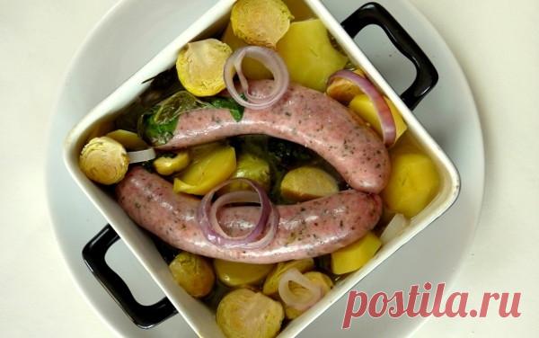 Колбаски, запеченные с овощами и шпинатом.
Отличный рецепт запеченного блюда из охлажденных колбасок, брюссельской капусты, картофеля, лука и шпината.