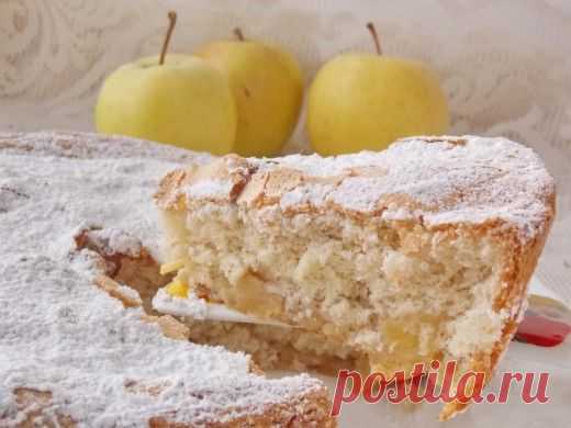 Шарлотка с яблоками.

Есть два рецепта яблочной шарлотки. Один — из ломтиков хлеба. А второй – тот пирог, который я сейчас предлагаю Вам испечь – пышный, мягкий и нежный, как бисквит; с кусочками яблок, ароматом корицы и лёгким снежком сахарной пудры на тонкой, хрустящей корочке!