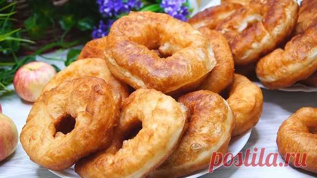 Вкусные пышки на кефире

Ингредиенты:

● 1,5 ст муки
● 1 ст кефира
● 1 яйцо
● 3 ст. ложки сливочного масла
● 2-3 ст. л. сахара
● 1/3 ч. ложки соды
● 1/4 ч. ложки соли
● растительное масло для фритюра

Приготовление:

Кефир смешиваем с содой и даем постоять 5 минут. Яйцо взбиваем с солью и сахаром и соединяем с кефиром. Постепенно подмешиваем муку и замешиваем густое тесто. В тесто добавляем растопленое масло и снова вымешиваем. В ковшике разогреваем растительное масло (при...