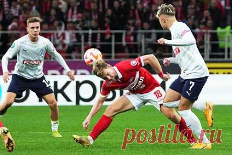 «Спартак» и «Крылья Советов» наказали за потасовку в перерыве матча РПЛ. Представителей «Спартака» и «Крыльев Советов» наказали за потасовку в подтрибунном помещении в перерыве матча чемпионата России. Желтые карточки получили технический координатор Артем Ребров и тренер Владимир Слишкович из «Спартака», старший тренер Сергей Булатов и спортивный директор Сергей Корниленко из «Крыльев».