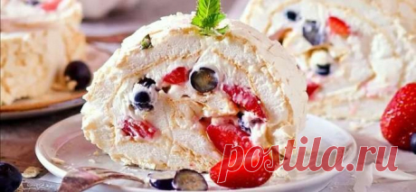 МЕРЕНГОВЫЙ РУЛЕТ С МАСКАРПОНЕ И ЯГОДАМИ
