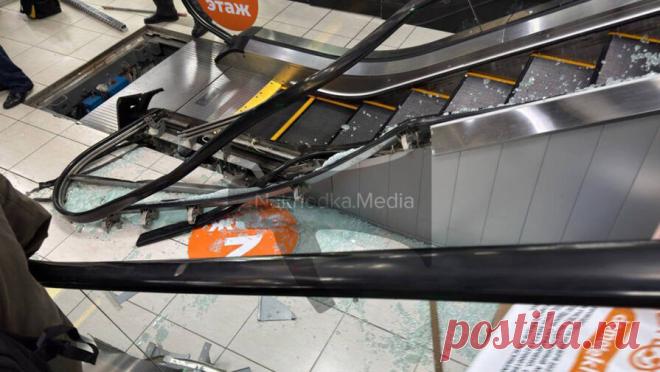 Руку девочки зажало механизмом эскалатора в российском торговом центре. В Приморье рука ребенка оказалась травмирована механизмом эскалатора. Об этом сообщает Telegram-канал Svodka25. Инцидент произошел в городе Фокино, когда девочка спускалась на эскалаторе, судя по кадрам с места происшествия, расположенном ...