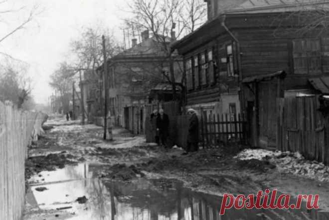 1-я Черкизовская улица 1954 год.
(1-й Черкизовской улицы давно уже нет. Ныне это двор 8-этажного дома с Центральной юношеской библиотекой на 1-этаже, с адресом: Большая Черкизовская 4).