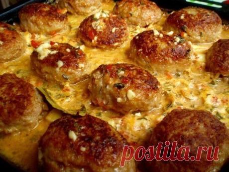 Ёжики в сырном соусе

фарш,вареный рис,лук,булка ,сырое яйцо смешать до однородной массы,посолить(немного т.к соус будет тоже соленый),поперчить слепить котлетки обжарить их в масле с обеих сторон.выложить на противень или форму
в сковороде где жарились котлеты делаем соус:
2 тертых плавл. сырка залить водой размешать что бы сырок растворился ,добавить пару ложек майонеза и томат.пасты(у меня были томаты в собств. соку) если необходимо посолить,прокипятить, соус если жидки...
