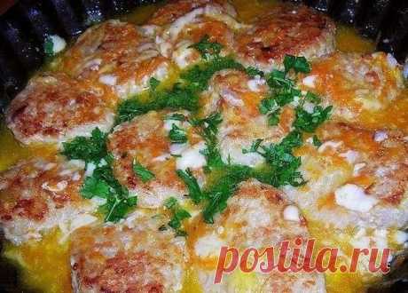 Обалденные куриные тефтели в сливочном соусе — минимум затрат и времени 


Вкуснятина!









Ингредиенты:
— куриный фарш,— рис,— плавленный сыр,— морковь,— лук.
Приготовление:
Для тефтелей: смешать куриный фарш, рис, лук, солим, перчим.Формируем тефтели и обжариваем их…