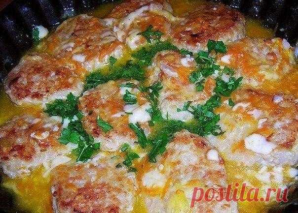Обалденные куриные тефтели в сливочном соусе — минимум затрат и времени 


Вкуснятина!









Ингредиенты:
— куриный фарш,— рис,— плавленный сыр,— морковь,— лук.
Приготовление:
Для тефтелей: смешать куриный фарш, рис, лук, солим, перчим.Формируем тефтели и обжариваем их…