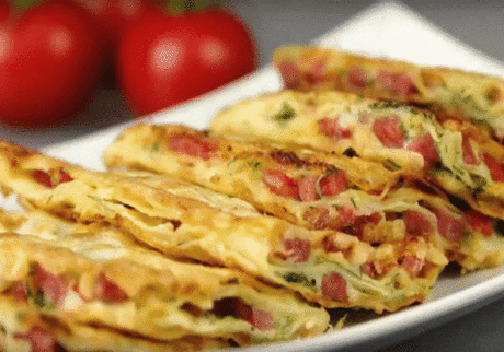 Вкусная закуска из лаваша
Ингредиенты:
Тонкий лаваш — 1 упаковка 
Плавленый сыр — 200 г 
Колбаса — 250 г 
Помидоры — 200 г 
Чеснок — 1 зубчик 
Укроп — 50 г 
Яйца — 2 шт.
Мука — 1,5 ч. л. 
Приготовление:
1. Нарежьте колбасу и помидоры. Мелко порубите укроп. Измельчите чеснок.
2. Разрежьте лаваш на несколько квадратов. Смажьте один лист лаваша плавленым сыром. Затем возьмите немного укропа, чеснока, колбасы, помидоров и распределите на этом листе. Накройте первый слой начинки другим листом лав