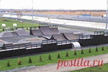 В Ростове-на-Дону появилась новая трасса для велоспорта. В Ростове-на-Дону получили разрешение на сдачу в эксплуатацию трассы для велоспорта. Новый объект появился на гребном канале «Дон». Отмечается, что протяженность маршрута, который имеет рельеф, приближенный к естественной горной местности, превышает 1,2 километра. На территории также построили трассу BMX.