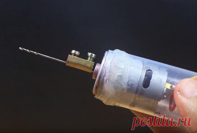 Мини дрель своими руками Мини дрель можно использовать для сверления отверстий в текстолитовых платах под вывода радио элементов. Я лично собирал мини дрель для этого, но вы можете использовать и для других целей. Электромотор для такой мини дрели можно вынуть из старого принтера (только не шаговый) или магнитофона. Нам