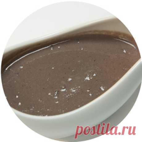 Соус руанский Очищаем шалот и мелко нарезаем половину луковицы. Ставим сотейник на нагрев, добавляем лук и заливаем вином. Выпариваем вино до консистенции сиропа. Добавляем немного коньяка, кусочек сливочного масла и 2 ст. л. соуса демиглас.