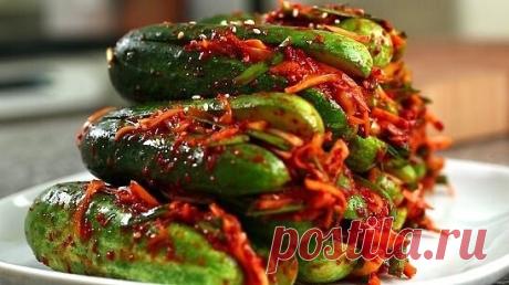 ОГУРЕЧНОЕ КИМЧИ - ОСТРАЯ КОРЕЙСКАЯ ЗАКУСКА 
Понадобится : 
 
1кг огурцов, 
2 ст.л. соли, 
4 зубчика чеснока, 
морковь, 
луковица, 
зеленый лук, 
острый красный перец, 
3 ст.л. соевого соуса, 
ст.л. сахара, 
ст.л. семян кунжута, 
1\4 стакана воды. 
Огурцы вымыть, разрезать вдоль на 4 части, не доходя до конца см 2-3, посолить снаружи и изнутри, оставить на 10 мин. 
Морковь нашинковать длинными тонкими полосками (на терке для моркови по-корейски), луковицу - полукольцами. 
Ч...