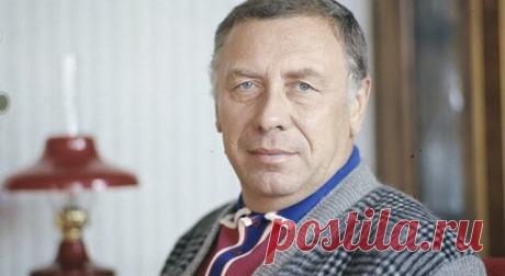 По воспоминаниям коллег,  Анатолий Папанов был невероятно скромным и деликатным человеком - одевался невзрачно, предпочитал не привлекать к себе внимание в метро или в трамвае, прятался за темными солнцезащитными очками. И в свою душу никого не впускал.

Не любил комплименты и восторг в свой адрес. Он медлил прежде чем приобрести первую машину - Волгу - на которую подошла ведомственная очередь. И парковал ее за пол километра от театра.

"Миронов спросил как - то  у него: -...