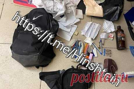Депутат показал фото с вещами открывшей стрельбу в Брянске ученицы. На месте стрельбы в брянской школе были обнаружены вещи нападавшей ученицы. Среди них оказались рюкзак, тетради, учебники, а также коробка патронов. Кроме того, в вещах восьмиклассницы были найдены записи о том, что ей «обязательно нужно встретиться с другом». Фотографии опубликовал депутат Госдумы Александр Хинштейн.