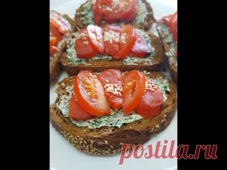 Бутерброды с копченой рыбой и укропном масле