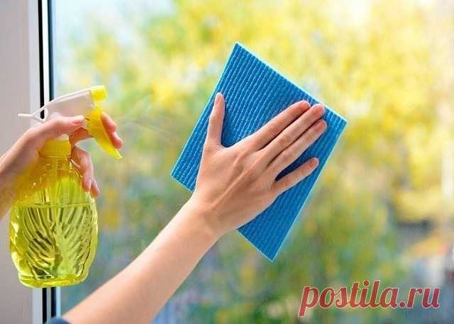 Специальный раствор для сохранения чистоты окон надолго
Для того чтобы вымытые окна дольше оставались чистыми, протрите их специальным раствором. Смешайте три чайных ложки воды, семь ложек глицерина и несколько капель нашатырного спирта. Смочите смесью бумажное полотенце и протрите стекла. Водный раствор глицерина со спиртом образует на стекле тончайшую защитную пленку, который защищает стекло от пыли.