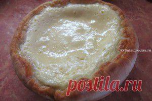 ПИРОГ СМЕТАННИК; | КУЛИНАРНЫЙ ЭДЕМ У СЕБЯ ДОМА
Это просто классика! Сметанник – вкусный и нежный пирог, который, возможно, готовили многие из вас, потому что рецепт его достаточно прост. Рецепт этого «Сметанника» пришел из национальной татарской кухни. Нежно-творожный вкус пирога, но при этом в нем нет ни капли творога. Начинка как крем, очень нежная. И её много! Если вы приготовите сметанник по-татарски, вы приятно удивитесь его необычайно воздушному вкусу.