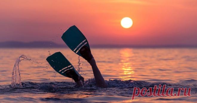 Почему аквалангисты ныряют спиной вперед Новичкам кажется, что подобный вариант погружения непрост и страшноват, но это далеко не так. На самом деле, аквалангисты погружаются в воду спиной