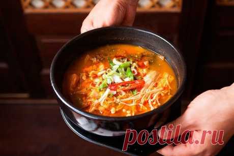 Корейская кухня.

Национальная корейская кухня — серьезное испытание даже для сильных духом гурманов. Дело вовсе не в диковинных экзотических деликатесах, которые приводят в смятение многих европейцев. Корейцы без ума от острой пищи и на жгучих приправах экономить не привыкли. 
Пристрастие к жгучим приправам в национальной кухне Южной Кореи ощущается и в супах. Например, в юккеджан кладут смесь перцев и пряную пасту из бобов. 
Заливаем 3 л воды 500 г говяжьей вырезки, луко...