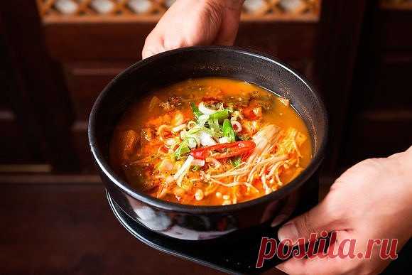 Корейская кухня.

Национальная корейская кухня — серьезное испытание даже для сильных духом гурманов. Дело вовсе не в диковинных экзотических деликатесах, которые приводят в смятение многих европейцев. Корейцы без ума от острой пищи и на жгучих приправах экономить не привыкли. 
Пристрастие к жгучим приправам в национальной кухне Южной Кореи ощущается и в супах. Например, в юккеджан кладут смесь перцев и пряную пасту из бобов. 
Заливаем 3 л воды 500 г говяжьей вырезки, луко...