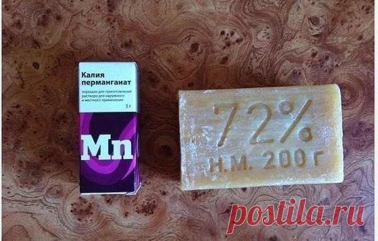 СЕКРЕТ БЕЛЫХ ВЕЩЕЙ
Сегодня я поведаю вам супер лёгкий рецепт вечно белых вещей!
Этот способ также подойдет молодым мамочках,вечно мучающимися с пеленками и вещами маленьких безобразников)
И так нам понадобятся собственно,белые вещи( маечка,нижнее белье,детские пеленки да что угодно,что требует идеальной чистоты) и вы убедитесь,что данный способ вернет вашему белью белизну без химозных отбеливателей.
Далее нам понадобится: хозяйственное мыло и KMnO4 (марганцовка)
Берем нашу вещь густо пригусто