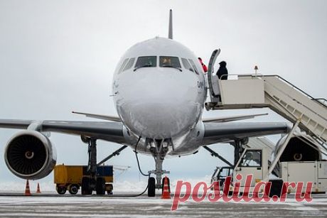 Заслуженный пилот России сравнил отечественный Ту-214 с Boeing и Airbus. Отечественный пассажирский лайнер Ту-214 способен конкурировать с такими воздушными судами, как Boeing 737, Boeing 700, Boeing 800 и Airbus 321. Об этом заявил заслуженный пилот РФ Юрий Сытник. После некоторых улучшений российский лайнер по техническому оснащению можно смело ставить в один ряд с иностранными бортами.