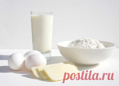 10 продуктов, которые никогда не отложатся в жир Как мы все уже давно поняли, причиной лишнего веса служит вовсе не содержание жира в пище, а содержание углеводов. В крови углеводы превращаются в сахар, и чтобы нейтрализовать его излишки, в игру вступает инсулин, и он-то как раз компонует сахар в жировые клетки...