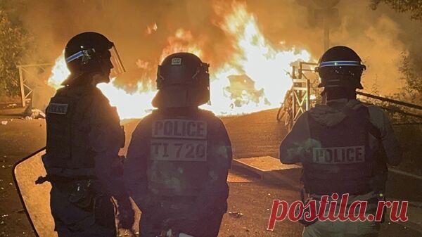 Спецподразделения полиции прибыли в Нантер, где продолжаются беспорядки
