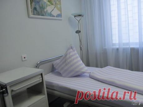 Меня везли на кресле по коридорам областной больницы.

- Куда? – спросила одна медсестра другую. – Может, не в отдельную, а в общую?

Я заволновалась.

- Почему же в общую, если есть возможность в отдельную?

Сестры посмотрели на меня с таким искренним сочувствием, что я несказанно удивилась. Это уже потом я узнала, что в отдельную палату переводили умирающих, чтобы их не видели остальные.

- Врач сказала, в отдельную, — повторила медсестра.

Но тогда я не знала, что это о...